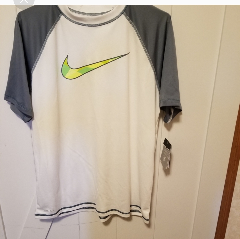 Large. Men's Nike dri-fit active shirt..nwt